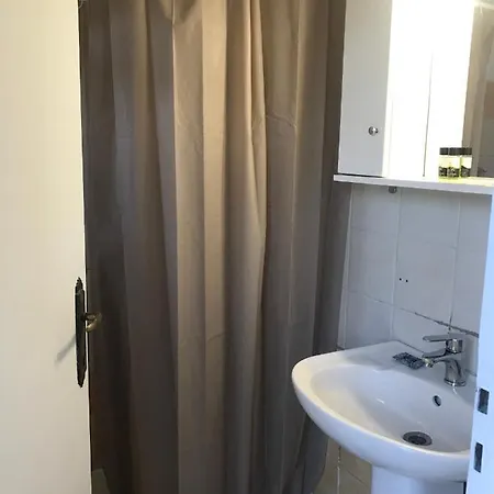 בית הארחה In - Amazing 1 Bed Banos And Swimming Pool רודה
